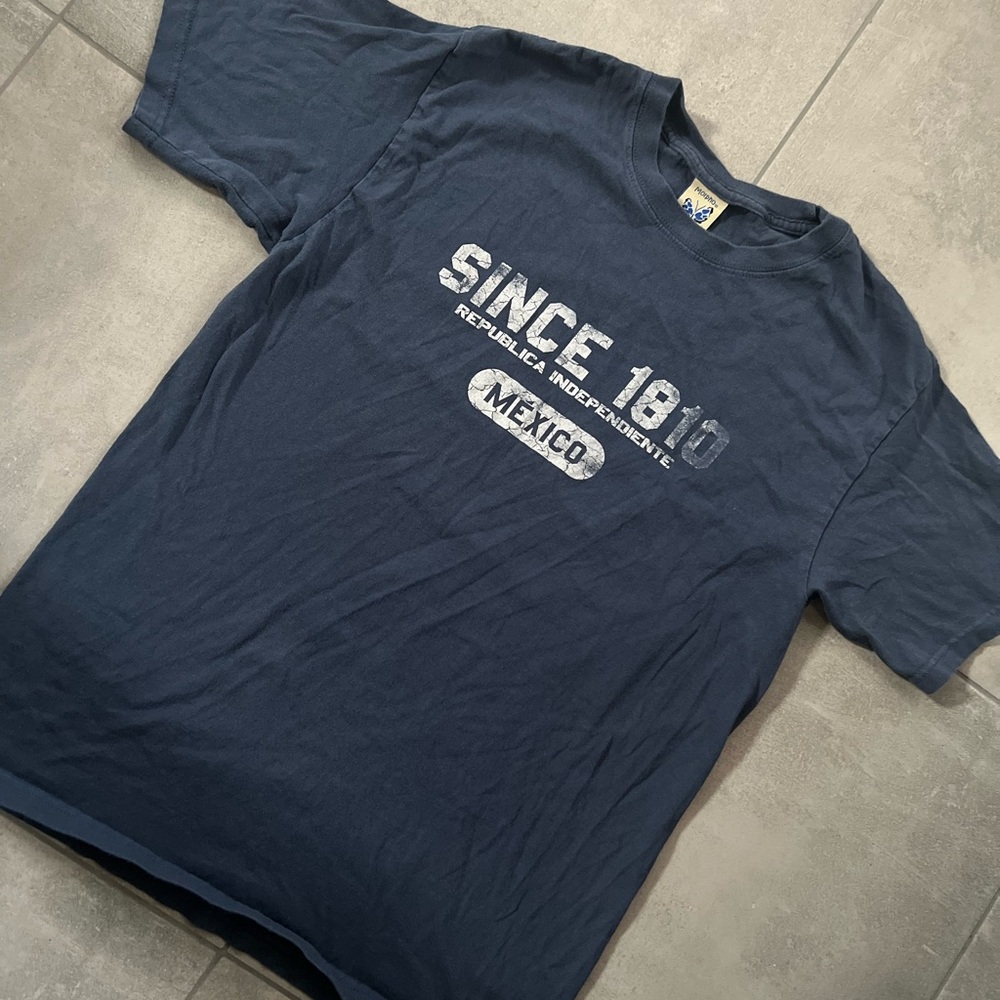 Men’s Medium Graphic Tee